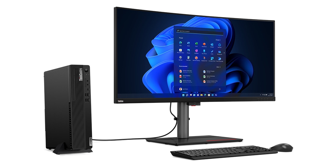 Ansicht des Lenovo ThinkCentre M90s Gen 3 (Intel) Small Form Factor (SFF) Desktop-PCs von links, aufrecht stehend, neben Monitor, Tastatur und Maus (alle separat erhältlich)