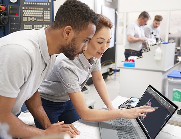 Hai đồng nghiệp đang xem máy tính xách tay Lenovo ThinkPad P16s Gen 2 (16 inch Intel), với thiết kế đồ họa trên màn hình