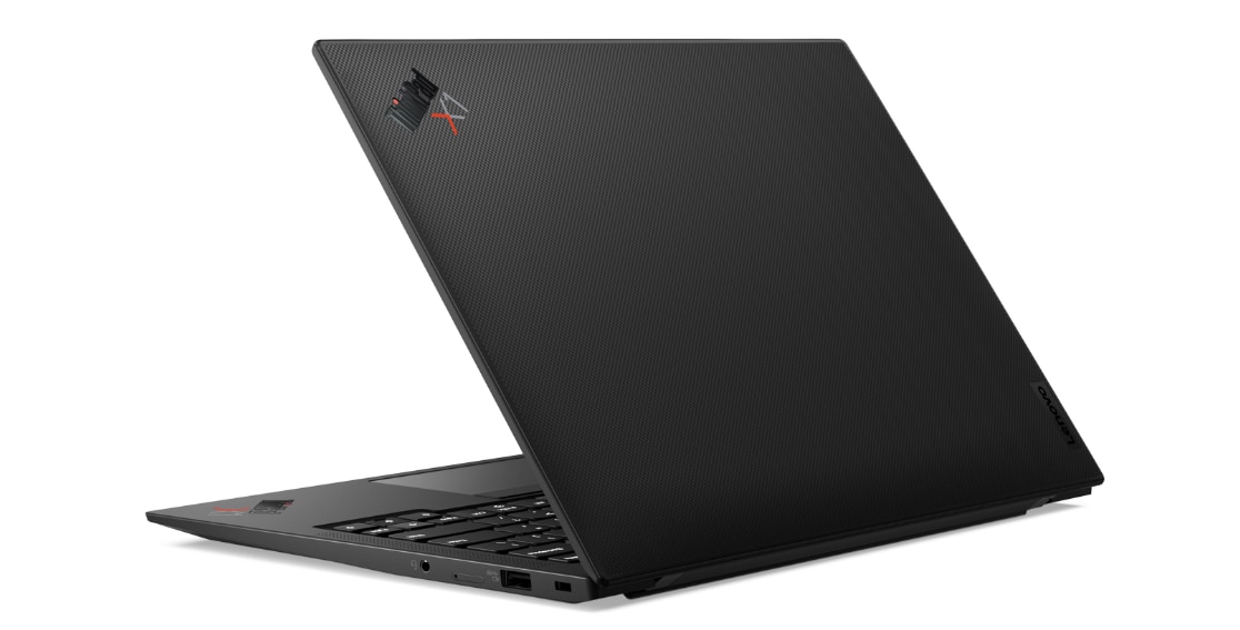 Lato posteriore del laptop Lenovo ThinkPad X1 Carbon Gen 9 aperto di circa 75 gradi, che mostra la copertura superiore con finitura Carbon-Fiber Weave.