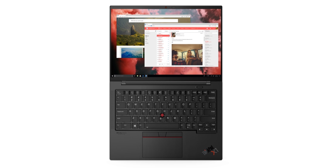 Scatto dall'alto del laptop Lenovo ThinkPad X1 Carbon Gen 9 aperto a 180 gradi, che mostra display, tastiera, TrackPad e loghi del prodotto.